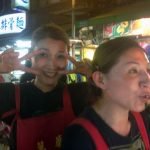Dos simpáticas tenderas del mercado nocturno de Guanzhou