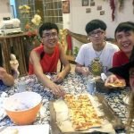 Tina, Michael, Ray y Huang, con la cena en la mesa